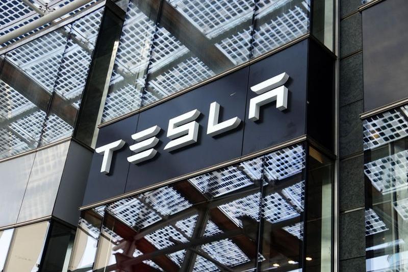 Logo Tesla, Foto: Sergiomonti, Dreamstime.com