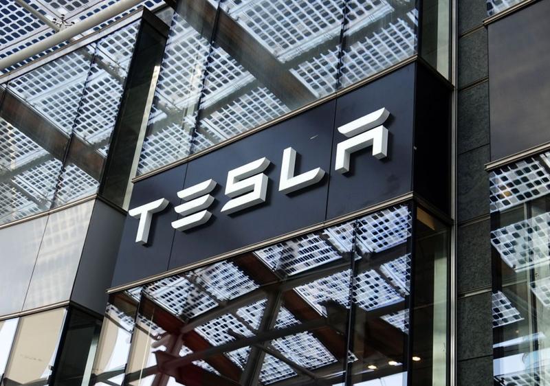 Logo Tesla, Foto: Sergiomonti, Dreamstime.com
