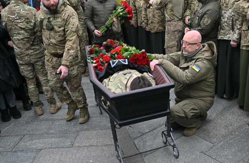 Reznikov la sicriul lui Kotiubailo, Foto: Sergei SUPINSKY / AFP / Profimedia