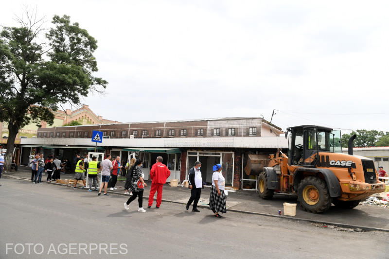 2020. Primaria 5 a bagat buldozarul in Piața de Flori, Foto: AGERPRES
