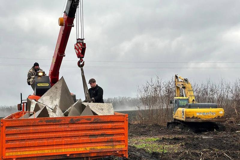 Ruși construind fortificații în regiunea Belgorod, Foto: east2west news / WillWest News / Profimedia