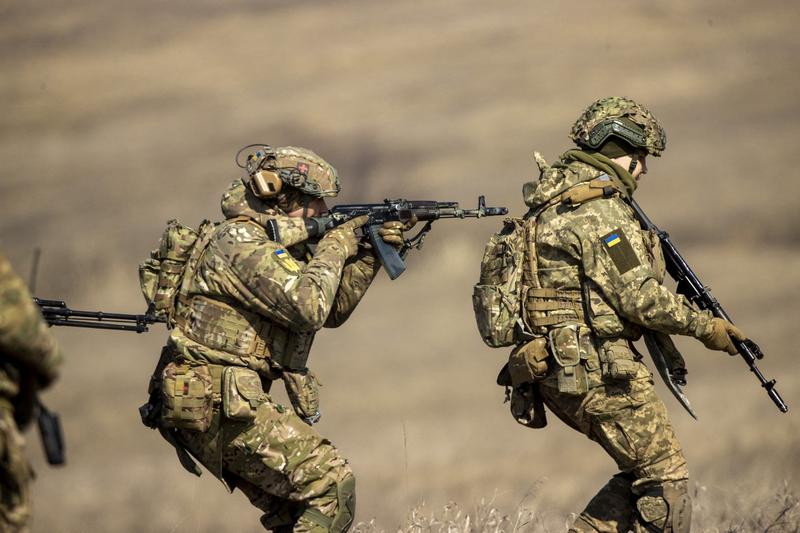 Soldați ucraineni antrenându-se pentru luptă, Foto: AA/ABACA / Abaca Press / Profimedia