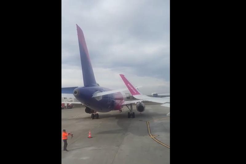 Momentul cand doua avioane Wizz se ciocnesc pe Aeroportul din Suceava, Foto: Captura video