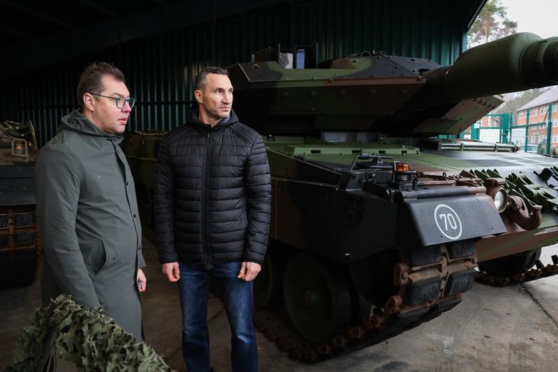 Oleksii Makeiev si Vladimir Kliciko in Munster, in fata unui tanc Leopard, Foto: Christian Charisius / DPA / Profimedia