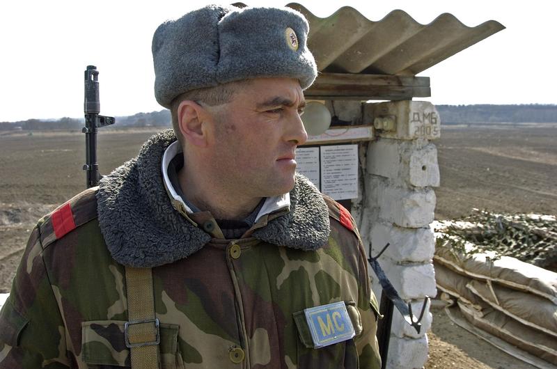 „Pacificator” rus la un punct de trecere dintre R. Moldova și Transnistria, Foto: Denisov Vadim / TASS / Profimedia