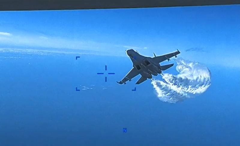 Momentul in care un Su-27 rusesc arunca combustibil peste drona americana MQ-9 Reaper, Foto: DVIDS