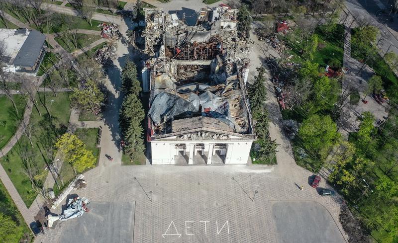 Teatrul din Mariupol, în care se adăposteau sute de civili, a fost bombardat de ruși pe 16 martie 2022, Foto: Alexey Kudenko / Sputnik / Profimedia