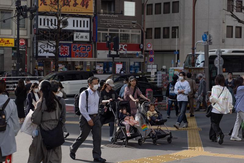 mame cu copii in Tokyo, Foto: Stanislav Kogiku/SOPA Images / Shutterstock Editorial / Profimedia