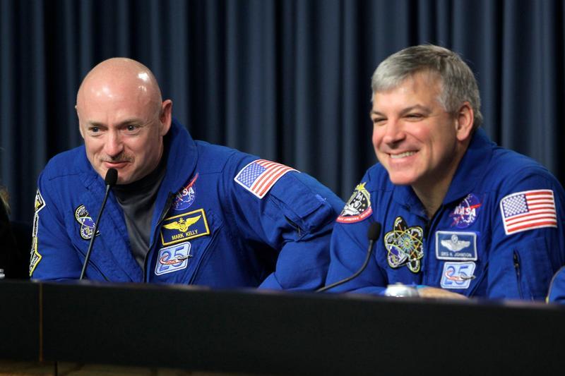 Mark Kelly (stanga) in 2011, cand inca era astronaut, Foto: John Raoux / AP / Profimedia