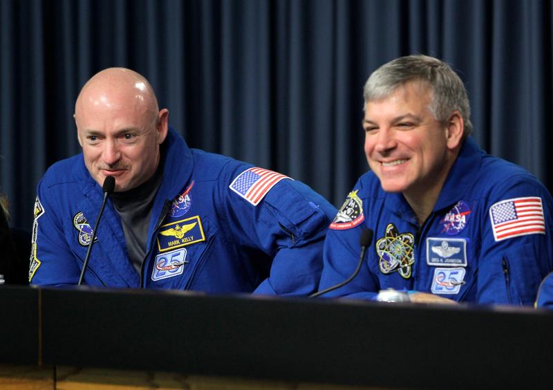 Mark Kelly (stanga) in 2011, cand inca era astronaut, Foto: John Raoux / AP / Profimedia
