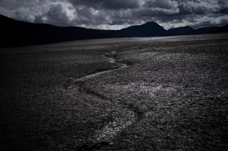 O porțiune a lacului Serre-Poncon din sudul Franței care a secat, Foto: Daniel Cole / AP / Profimedia