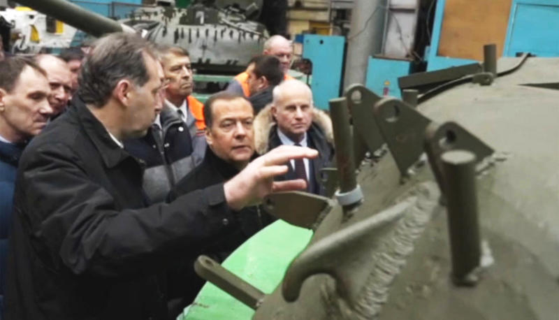 Dmitri Medvedev in vizita la o fabrica de armament, Foto: east2west news / WillWest News / Profimedia