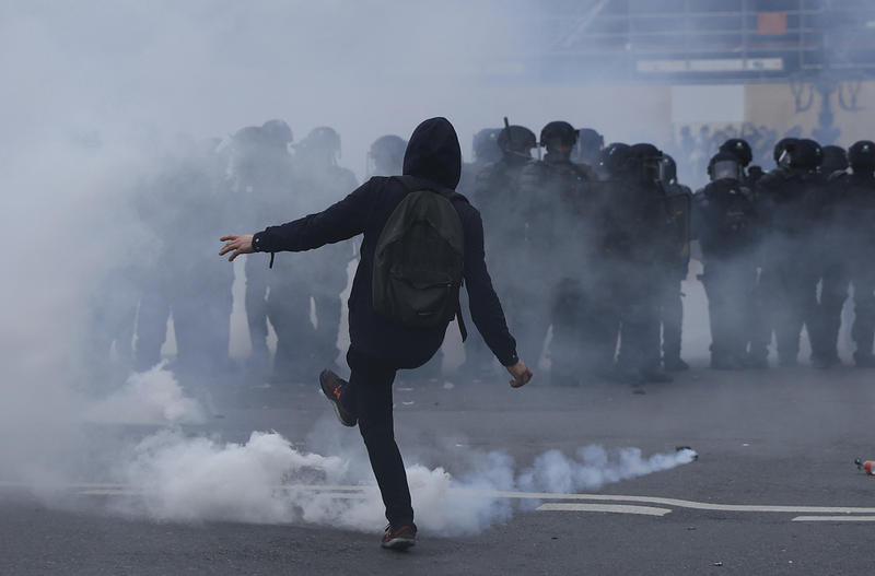 Proteste in Franta fata de reforma pensiilor. Ciocniri violente intre politisti si demonstranti, Foto: Aurelien Morissard / AP / Profimedia