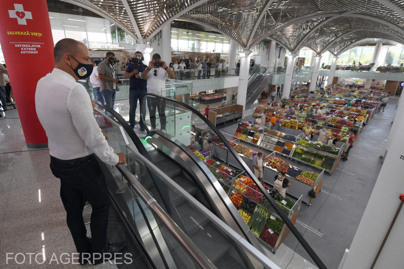 Primarul Băluță, sector 4, admirând Supermarketul Sudului, Foto: AGERPRES