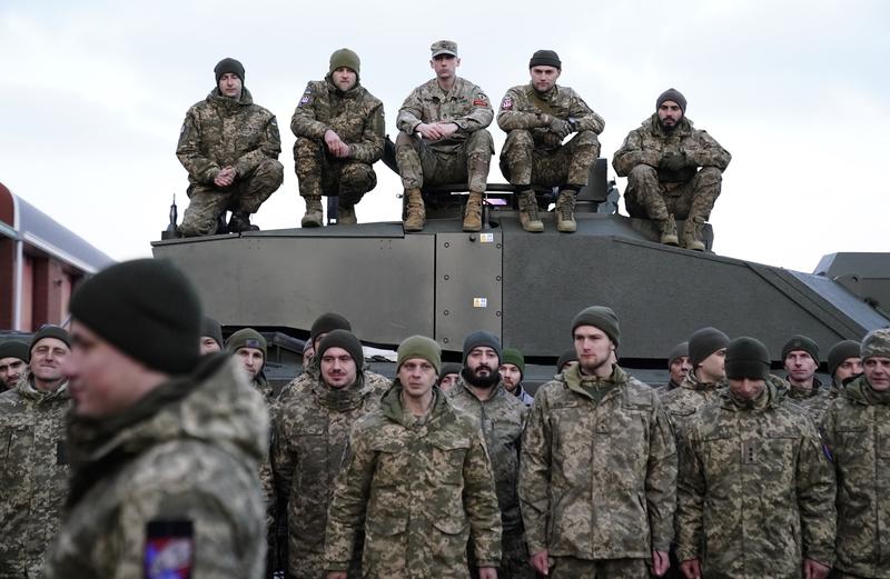 Militari ucraineni pe un tanc Challenger 2, Foto: Andrew Matthews / PA Images / Profimedia