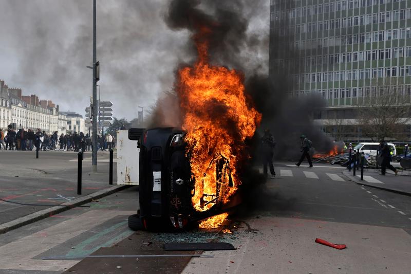 o masina a fost incendiata la Nantes in itmpul protestelor fata de reforma pensiilor, Foto: Jeremias Gonzalez / AFP / Profimedia Images