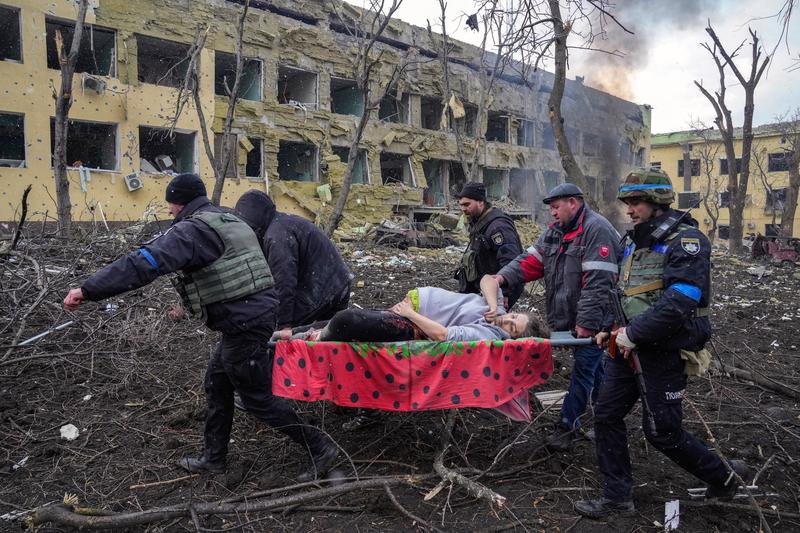 Femeia scoasa din maternitatea spitalului de copii din Mariupol a murit, Foto: Evgeniy Maloletka / Associated Press / Profimedia Images