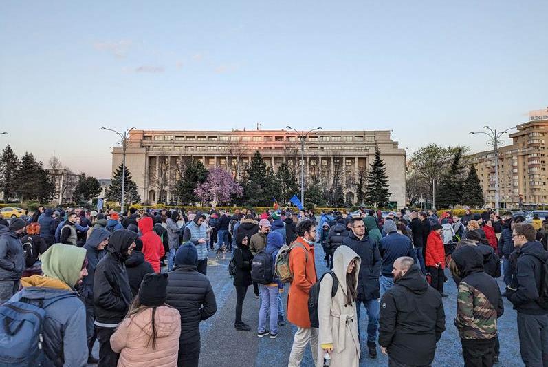 Oamenii au iesit în Piata Victoriei după ce Senatul a reînviat OUG 13, Foto: Hotnews / Victor Cozmei