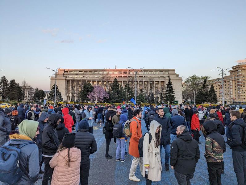 Oamenii au iesit în Piata Victoriei după ce Senatul a reînviat OUG 13, Foto: Hotnews / Victor Cozmei