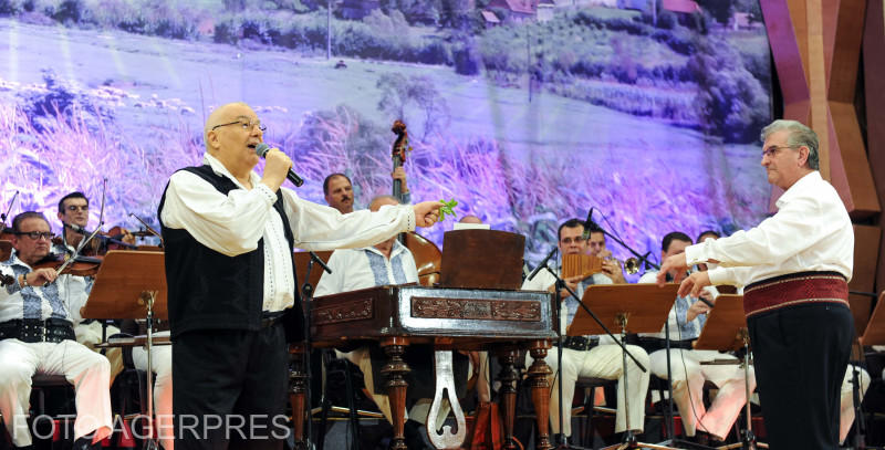 Interpretul de muzică populară Tiberiu Ceia, alături de Orchestra Ansamblului Profesionist „Banatul” din Timișoara, Foto: Agerpres