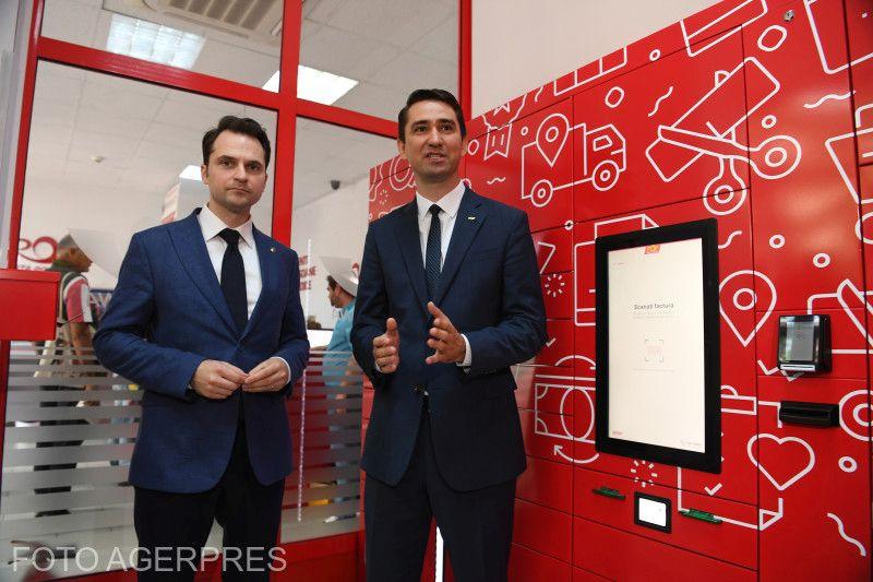 Sebastian Burduja, ministrul Digitalizarii, și Valentin Stefan, seful Postei, Foto: AGERPRES