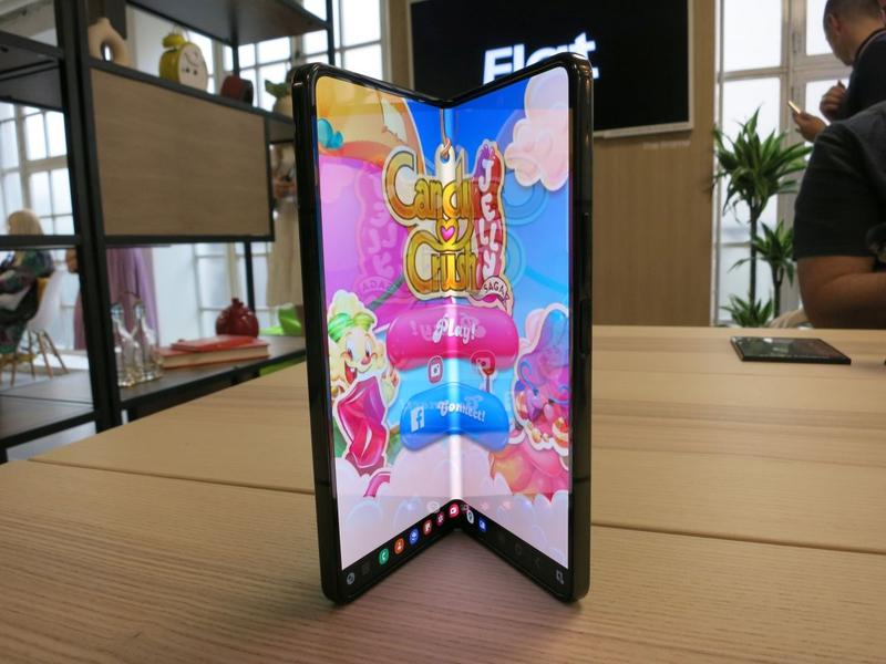 Telefon pliabil Samsung, Foto: Vlad Barza / HotNews.ro