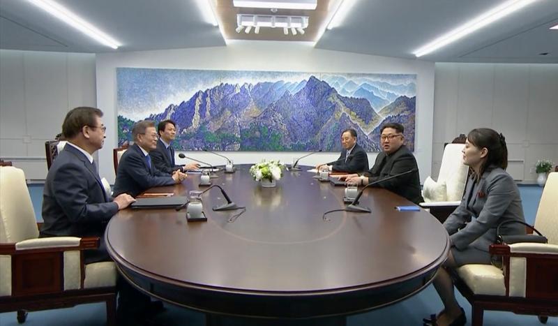 Kim Yo-Jong alaturi de fratele ei la o intalnire cu oficiali sud-coreeni in 2018, Foto: South Korea Host Broadcast / Associated Press / Profimedia Images