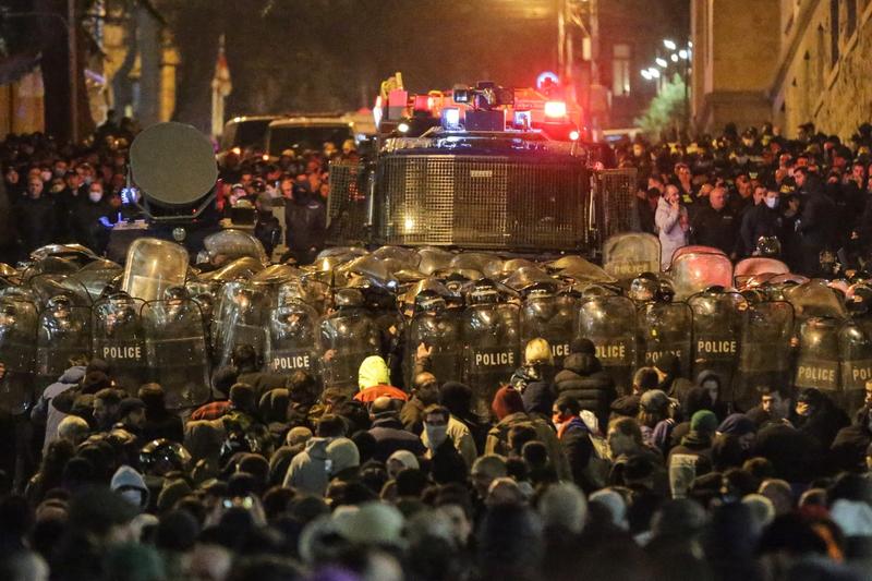 Confruntări între protestari și poliție în apropierea parlamentului din Tbilisi, Foto: AFP / AFP / Profimedia