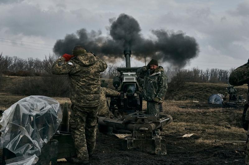 Soldați ucraineni trag cu un obuzier autopropulsat spre pozițiile rusești de lângă Bahmut, regiunea Donețk, Foto: LIBKOS / AP / Profimedia