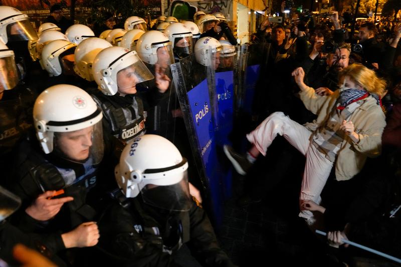 Ciocniri intre politia din Istanbul si protestatare de Ziua Femeii, Foto: Khalil Hamra / AP / Profimedia