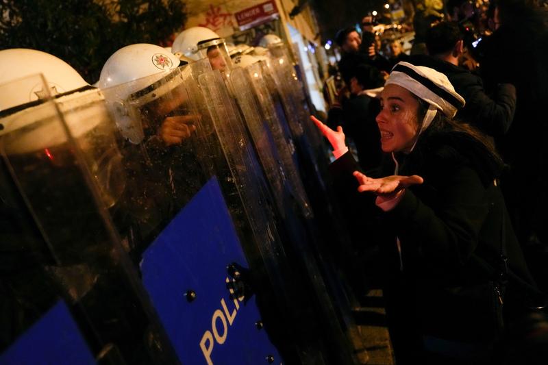 protestatara in Turcia certandu-se cu jandarmeria, Foto: Khalil Hamra / AP / Profimedia