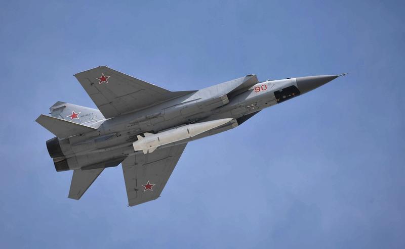 Un MiG-31 inarmat cu o racheta Kinzhal, Foto: TV Zvezda / east2west news-WillWest News / Profimedia
