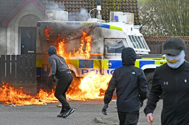 Masina a politiei incendiata in Irlanda de Nord, Foto: Alan Lewis Media / SplashNews.com / Splash / Profimedia