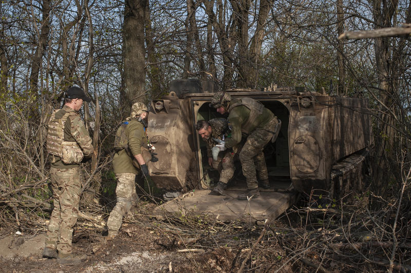 Medici militari ajută un soldat rănit să iasă dintr-un vehicul militar în arpopiere de Bahmut, Foto: Iryna Rybakova / AP / Profimedia