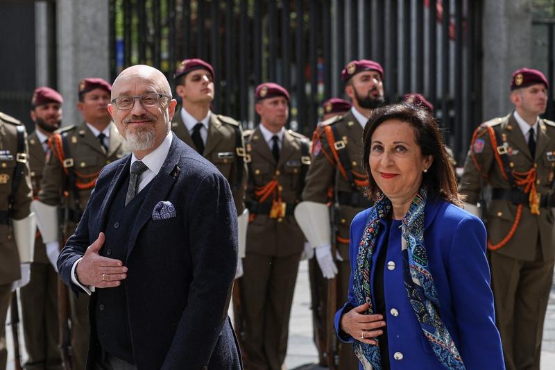 Oleksii Reznikov și Margarita Robles, Foto: Pierre-Philippe Marcou / AFP / Profimedia Images