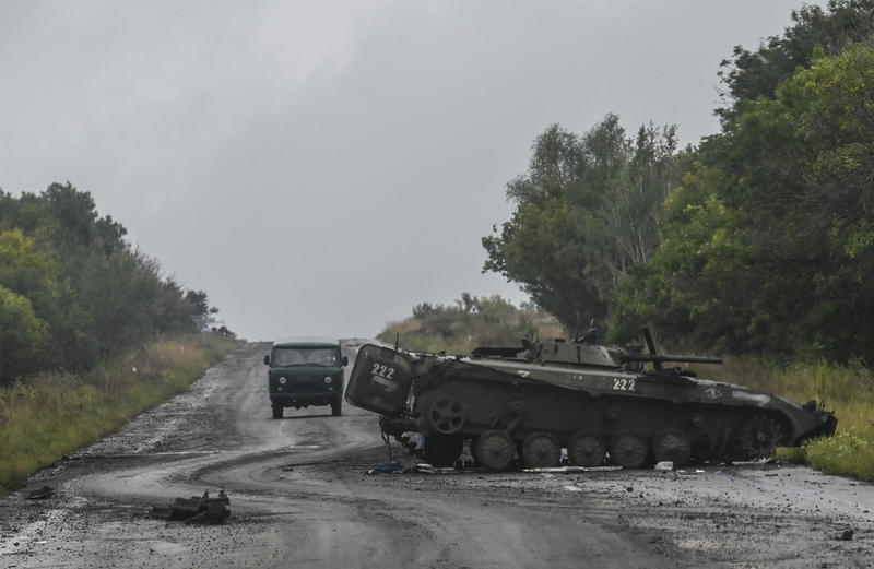 Un blindat rusesc BMP, avariat în Ucraina, Foto: Juan BARRETO / AFP / Profimedia