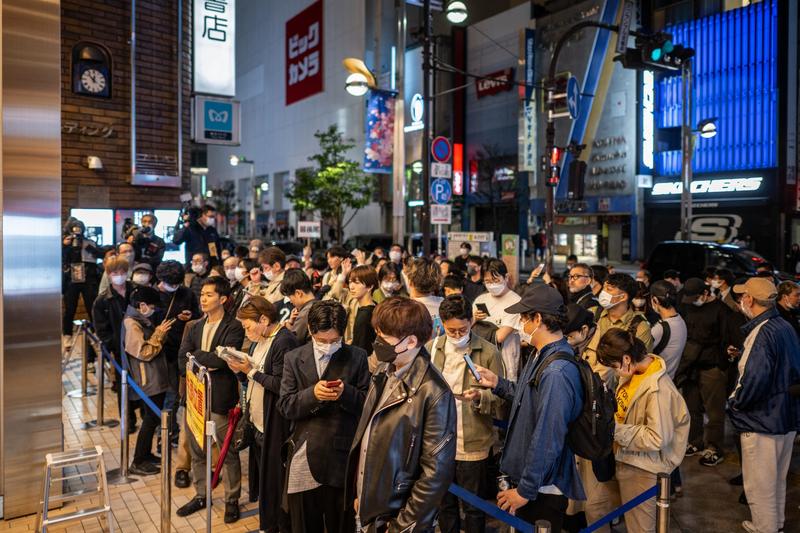 Japonezii au asteptat inca din timpul noptii sa cumere ultimul roman al lui Murakami, Foto: Philip Fong / AFP / Profimedia Images