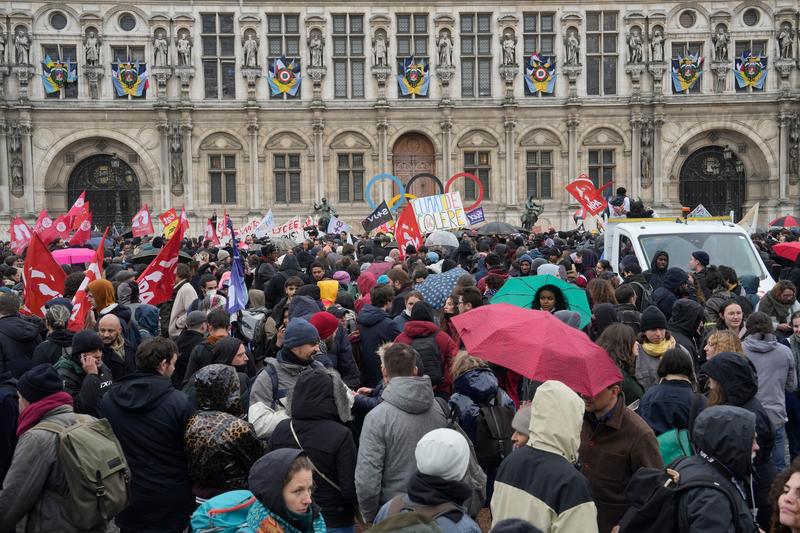 proteste in fata Primariei din Paris dupa ce Curtea Constitutionala a dat unda verde reformei pensiilor, Foto: Lewis Joly / AP / Profimedia