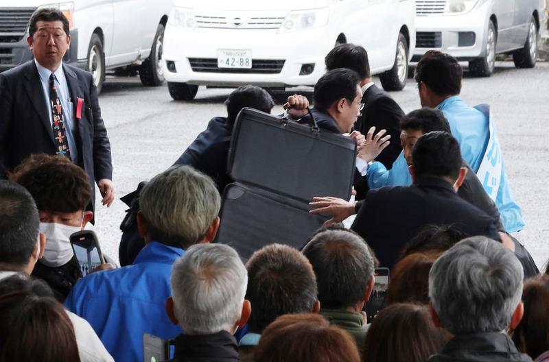 Premierul nipon Kishida apărat de gărzile de corp, Foto: Kenichi Unaki / AP / Profimedia