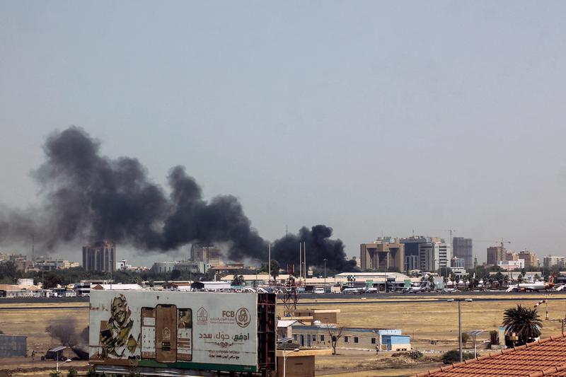 fum in apropierea aeroportului Khartoum, Foto: AFP / AFP / Profimedia