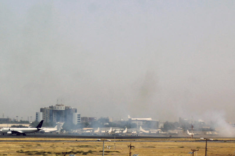 Aeroportul Internaţional Khartoum invaluit in fum din cauza luptelor, Foto: AFP / AFP / Profimedia