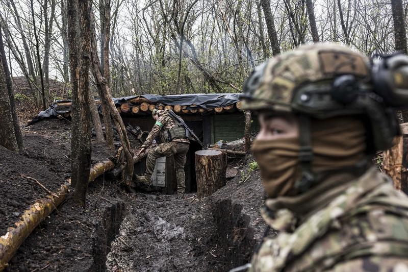 Soldați ucraineni din brigada 80 se pregătesc să tragă de pe poziția lor de artilerie în direcția Bahmut, Foto: AA/ABACA / Abaca Press / Profimedia