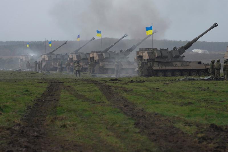 Militari ucraineni la antrenamente cu tunurile AS90, Foto: Kin Cheung / AP / Profimedia