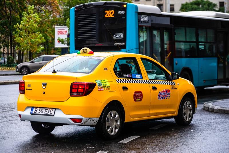 Taxi si autobuz in trafic, Foto: Vlad Ispas / Dreamstime.com