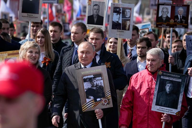 Vladimir Putin in mijlocul „Regimentului nemuritorilor”, Foto: Alexander Zemlianichenko / AP - The Associated Press / Profimedia