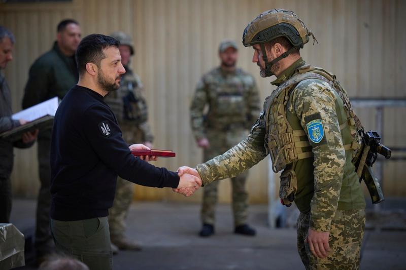 Volodimir Zelenski a vizitat oraşul Avdiivka, aflat pe linia frontului, Foto: Ukrainian Presidential Press Office / AP / Profimedia