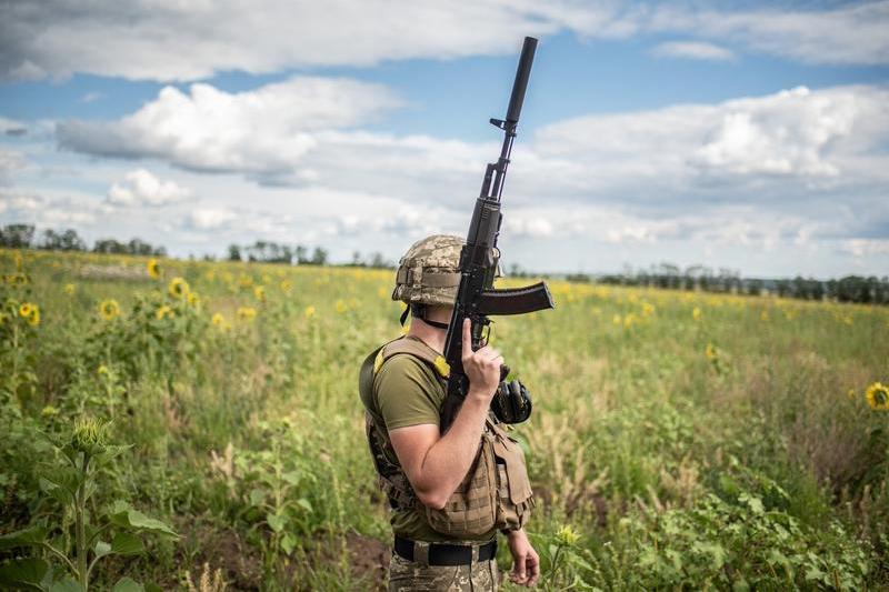 Soldat ucrainean într-un lan de floarea-soarelui din regiunea Harkov, Foto: Hector Adolfo Quintanar Perez / Zuma Press / Profimedia