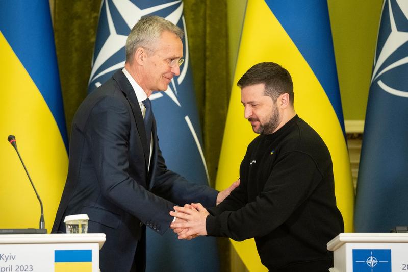 Șeful NATO Jens Stoltenberg și președintele ucrainean Volodimir Zelenski, Foto: Efrem Lukatsky / AP / Profimedia