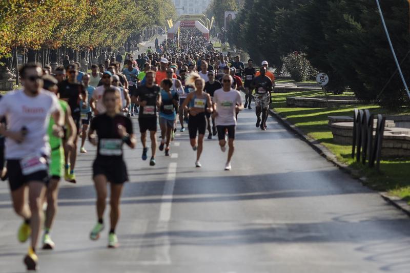 Bucureștenii participă la Bucharest Marathon, în octombrie 2022, Foto: Inquam Photos / Octav Ganea