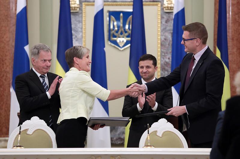 Ivan Bakanov (dreapta), fostul sef al SBU, alaturi de Zelenski la o intalnire bilaterala cu Finlanda, Foto: Hennadii Minchenko / Zuma Press / Profimedia Images